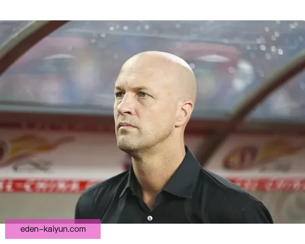 克鲁伊夫在巴萨时期表现稳健，战术革新成就辉煌历史